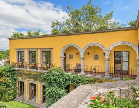 Mexican Homes, Mexico House Ideas, Rich City, Houses In Mexico, Mexican Hacienda, Mexico Real Estate, Hacienda Style Homes, Mexico House, Colonial Style Homes