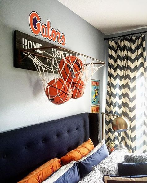 17 Inspirational Ideas For Decorating Basketball Themed Kids Room Basketball Bedroom Decor, Sports Room Boys, Basketball Room Decor, Basketball Bedroom, Sports Bedroom, Basketball Room, Sport Bedroom, Themed Kids Room, Boy Room Ideas