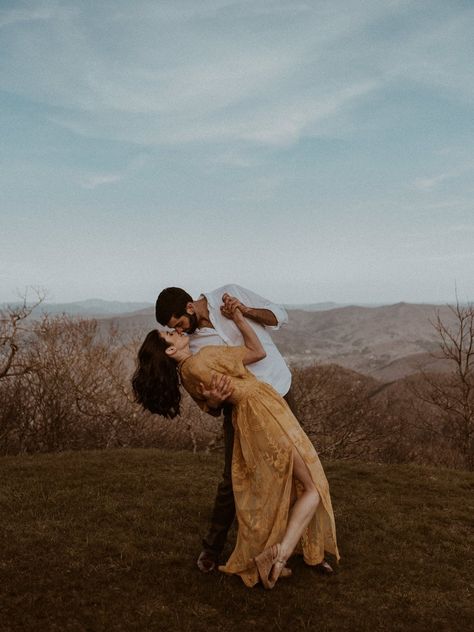 Fort Fisher Nc Photography, Blue Ridge Parkway Engagement Photos, Blue Ridge Mountains Engagement Photos, Blue Ridge Mountain Engagement Photos, Mountain Couple Photos, Engagement Photos Mountains, Shooting Couple, Maternity Photography Couples, Mountain Engagement Session