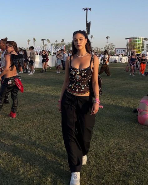 Wireless Festival Outfits, Coachella Ootd, Look Lollapalooza, Cochella Outfits Ideas, Casual Rave Outfits, Hard Summer Festival Outfit, Neon Rave Outfits, Hard Summer Festival, Jourdan Sloane