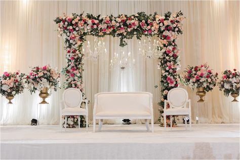 Floral Wedding Stage Decor, Varmala Decoration, Wedding Throne Decoration, Engagement Flowers Decoration, Wedding Stage Design Simple, Reception Decorations Simple, Simple Reception Decorations, Wedding Reception Backdrop Elegant, Reception Stage Decoration Indian Indoor