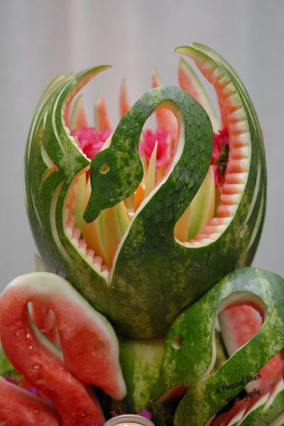 Cute Art Made from Fruit | Girly Watermelon Carving Easy, Fruit Sculptures, Watermelon Art, Food Art For Kids, Watermelon Carving, Food Sculpture, Fruit And Vegetable Carving, Fruit Displays, Fruit Display