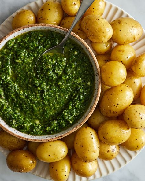 potatoes with mojo verde on it Spanish Sauce Recipe, Mojo Verde, Mojo Sauce, Green Sauce Recipe, Winter Pasta, Cauliflower Couscous, Parsley Recipes, Verde Sauce, Verde Recipe