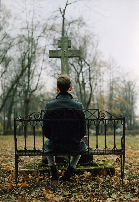 Don't know whos grave it is... but this pic is very "brothers Wanefield style". Southern Witch, Southern Gothic, The Secret History, Story Inspiration, In The Flesh, Character Aesthetic, Love At First Sight, Graveyard, Writing Inspiration