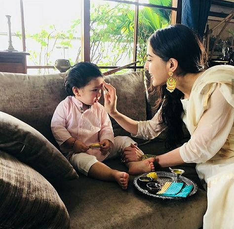 Taimur Ali Khan Pataudi, Raksha Bandhan Photos, Raksha Bandhan Images, Couple With Baby, Taimur Ali Khan, Happy Rakhi, Saif Ali Khan, Sara Ali Khan, Kareena Kapoor Khan