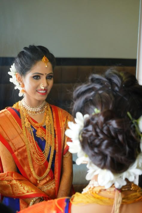 Marathi bride maKeup #RoyalBride #hairstyle #marathilook #Wedding #indianwedding #bride #trend Navari Saree Marathi Bride Hairstyle, Nauvari Hairstyle For Bride, Navari Saree Hairstyle, Maharashtrian Bride Hairstyle, Marathi Bride Hairstyle, Marathi Bride Jewellery, Nauvari Hairstyle, Marathi Bride Makeup, Marathi Hairstyle