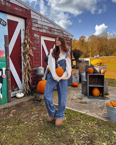 England Fall Outfits, Overall Fall Outfits, New England Fall Outfits, Bella Lombardi, Outfits Fall Aesthetic, Pumpkin Patch Photoshoot, Girls Roadtrip, Soft Summer Colors, Pumpkin Outfit