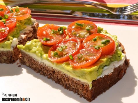 Pan de centeno con queso, aguacate y tomates cherry Egg Breakfast, Chicken Salad Recipes, Chicken Salad, Avocado Toast, Salad Recipes, Healthy Food, Sandwiches, Avocado, Healthy Recipes