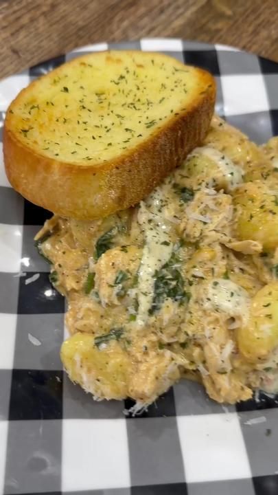 Crockpot Garlic Parmesan Chicken And Gnocchi, Crockpot Garlic Parmesan Chicken, Parmesan Garlic Sauce, Spinach And Mozzarella, Recipes Tiktok, Crockpot Meal, Garlic Parmesan Sauce, Chicken Gnocchi, Buffalo Wild