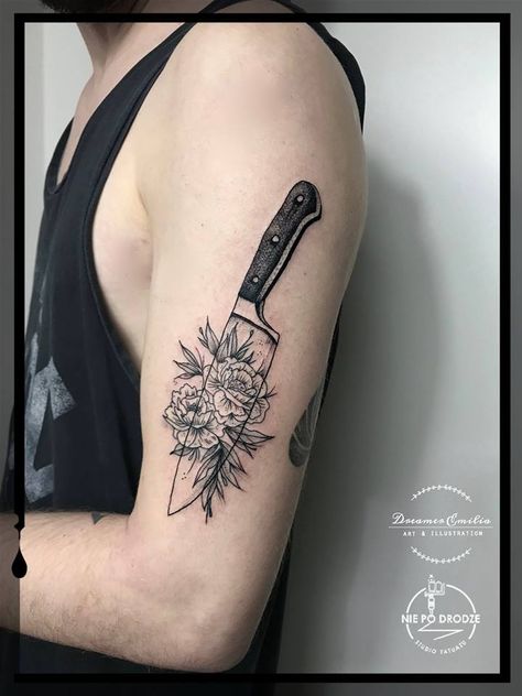 Knife/floral tattoo by dreameremilia  #chef #knife #tattoo #floral @dreameremilia Chef Knife Tattoo, Culinary Tattoos, Chef Tattoo, Cool Pocket Knives, Tattoo Floral, Food Tattoos, Knife Tattoo, Engraved Pocket Knives, Tattoo Design Book