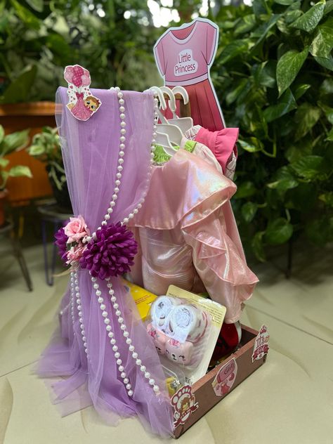 Baby Shower Hamper Ideas, Gift Hampers Packaging Basket Ideas, Gifts Hamper, Handmade Hamper, Hampers Ideas, Baby Gift Packs, Kids Hamper, Baby Shower Hamper, Baby Homecoming