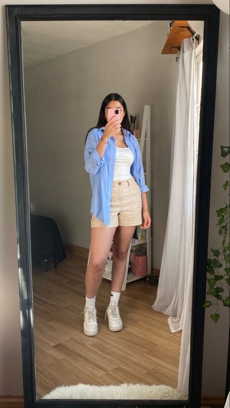 Button Up Shirt And Shorts Outfit, Beige Shorts Outfit Summer, Beige Button Up Shirt Outfit, Outfit Short Beige, Outfits Para Citas Casual, Blue Button Up Outfit, Button Up Shirt With Shorts, Blue And Beige Outfit, Beige Shorts Outfit