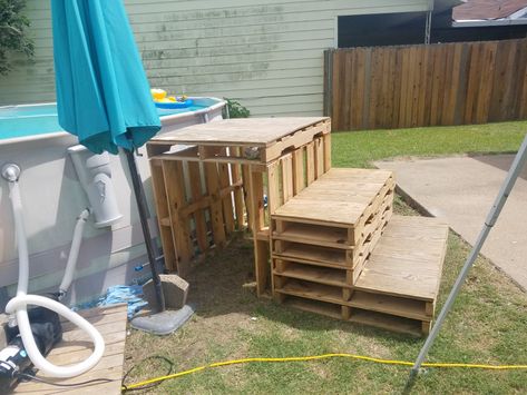 Pallet deck for beginners Pallet Deck Pool, Pool Deck Out Of Pallets, Pallet Pool Deck, Pool Deck Made From Pallets, Backyard Pallet Furniture, Pallet Steps For Pool, Diy Wood Stairs For Above Ground Pool, Diy Stairs Outdoor, Deck Plants