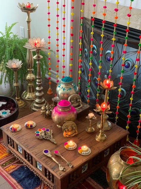 Krishna Holi Decoration At Home, Holi Party Ideas At Home, Holi Decoration Ideas India At Home, Holi Home Decor, Diwali Home Decor Ideas Living Room, Holi Asthetic Photos, Holi Decorations Ideas At Home, Holi Party Decor, Indian Tablescape