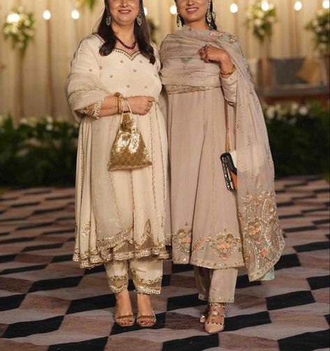 Latest Velvet Dresses, Punjabi Dress Design, Punjabi Suits Designer Boutique, Late Summer Weddings, Designer Punjabi Suits, Classy Outfits For Women, Punjabi Dress, Pakistani Wedding Outfits, Wedding Crafts Diy