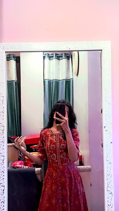 Snap Mirror Selfie, Normal Kurti, Kurta Poses, Mirror Selfie Aesthetic No Face, Girls Snaps, Mirror Selfie Boy No Face Aesthetic, Brown Eyes Aesthetic, Snap Selfie, Creative School Project Ideas