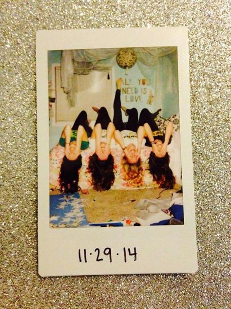 best friend polaroid pictures Polaroid Camera Ideas, Polaroid Photography, Photo Polaroid, Polaroid Pictures, Polaroid Photos, Bff Pictures, Wedding Mood Board, Best Friend Goals, Friendship Goals