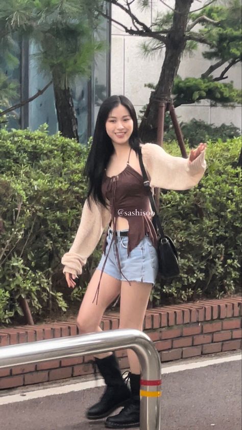 Ryujin Sneakers Outfit, Ryujin Sneakers, Shin Ryujin, Instagram Photo Editing, Artist Outfit, Aesthetic Themes, Sneakers Outfit, Girl Crush, Ulzzang Girl