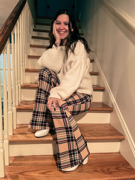 Flowy Pants Outfit Winter, Plaid Flare Pants Outfit, Flowy Pants Outfit, Flares Outfit, Flare Leg Pants Outfit, Winter Pants Outfit, 70s Outfits, Hippie Pants, 99 Problems