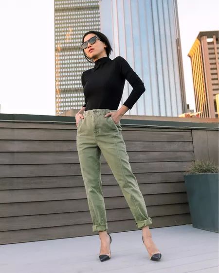 Green Joggers Outfit, Green Trousers Outfit, Outfit With Heels, Military Green Pants, Extra Petite Blog, Green Pants Outfit, Colour Combinations Fashion, Slim Joggers, Extra Petite