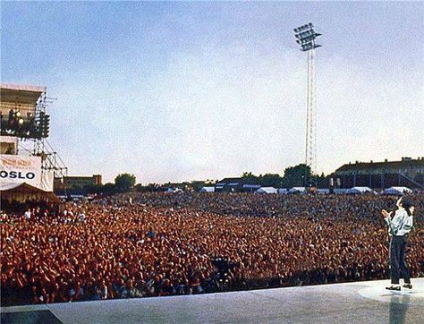 Michael Jackson - so amazed that this shy man could perform in front of crowds like this. Just an amazing perspective. Michael Jackson Concert, Concert Crowd, Heal The World, Michael Jackson Rare, Photos Of Michael Jackson, Michael Jackson Smile, Dream Music, Joseph Jackson, Michael Jackson Pics