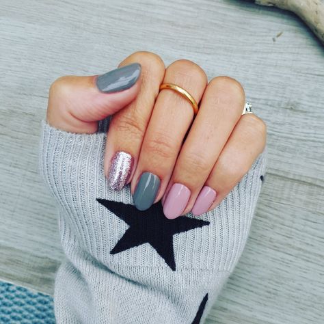 Dusky Pink Nails, Grey Pink Nails, Gray And Pink Nails, Pink Autumn Nails, Pink Autumn, Pink Sparkle, Dusky Pink, Autumn Nails, Pink Pink