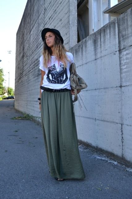 Relaxed look with maxi skirt, t-shirt. I love the olive green skirt with a black and white graphic tee. Green Olive Outfit, Green Maxi Skirt Outfit, Olive Outfit, Green Skirt Outfits, Maxi Skirt Outfit Summer, Skirt Outfit Casual, Long Green Skirt, Olive Clothing, Skirt Outfit Summer