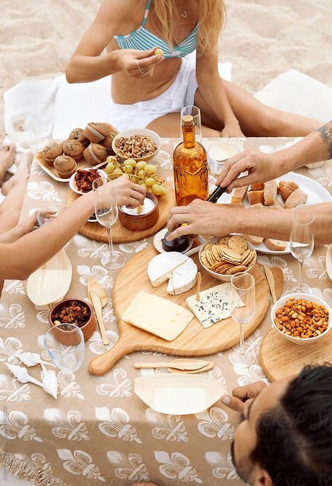 Group of friends having a picnic at the beach Beach Picnic Photography, Picnic At The Beach, Friends Food, Beach Meals, Group Of Friends, A Picnic, Beach Photoshoot, Beach Picnic, Us Images