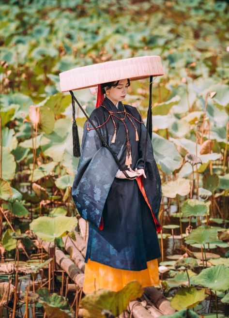 Southeast Asian Traditional Clothing, Vietnamese Royal Clothes, Vietnamese Fashion Traditional, Vietnamese Cultural Clothing, Southeast Asian Clothing, Viet Culture, Cultural Outfits, Traditional Vietnamese Clothing, Vietnamese Traditional Clothing