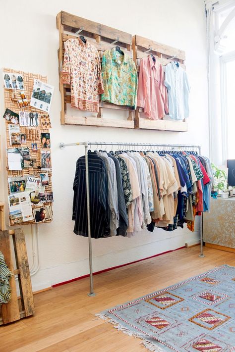 Check out this Refinery29 guide to the best thrift shops in San Francisco. Refinery29 rounds up the best Bay Area thrift boutiques. Clothes Rack Design, Dressing Ikea, Clothing Displays, Store Layout, Simple Clothing, Boutique Decor, Resale Shops, Boutique Interior, Rack Design