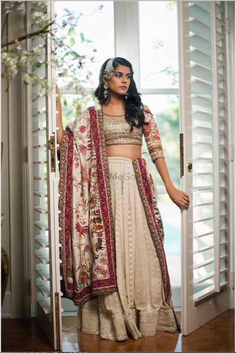 30 Lehenga Dupatta Draping Styles - Learn Different Ways Dupatta Draping Styles, Sabyasachi Lehenga Bridal, Dupatta Draping, Misha Lakhani, White Dupatta, Sabyasachi Bridal, Lehenga Choli Designs, Lehenga Dupatta, Sabyasachi Lehenga