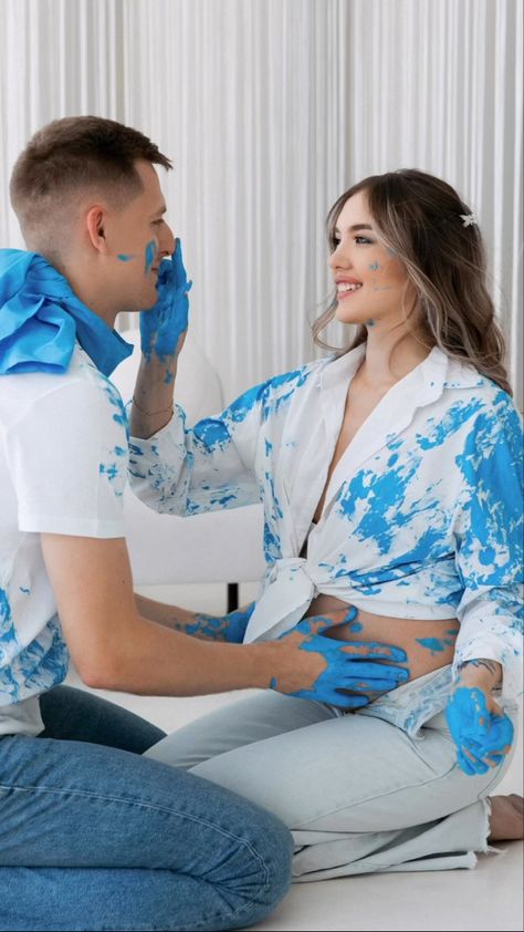 Gender Reveal Paint, Gender Reveal Photo Shoot, Gender Reveal Pictures, Gender Reveal Outfit, Simple Gender Reveal, Pregnancy Gender, Gender Reveal Photos, Maternity Photography Poses Couple, Maternity Photo Outfits