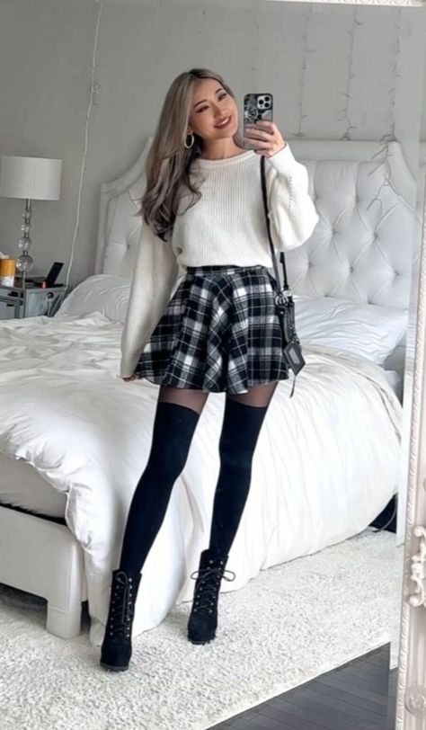 Thigh High Socks Outfit, Knee High Socks Outfit, High Socks Outfits, Socks Outfit, Plaid Skirt Outfit, Rok Mini, Stockings Outfit, Mode Grunge, Winter Skirt Outfit