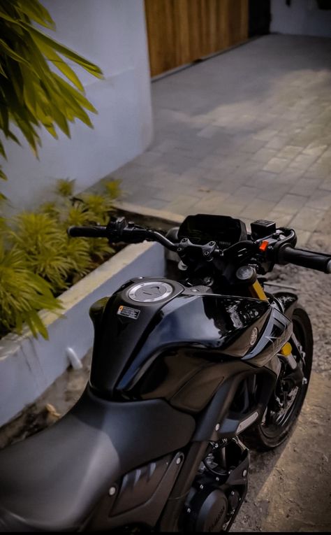 Bike Asthetic Picture, Bike Highlight Cover Instagram, Mt 15 Black, Mt15 Black, Bike Snap, Aesthetic Tumblr Backgrounds, Me Highlight Cover Instagram Aesthetic, Party Night Club Aesthetic, Night Rides Snapchat