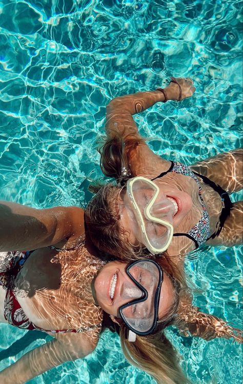 Scuba Goggles Aesthetic, Swimming Aesthetic Pool Friends, How To Take Underwater Photos With Phone, Cute Pool Photos, Pool Aesthetic With Friends, Underwater Pics With Friends, Underwater Pool Pictures, Cute Swimming Pool Pics, Pictures To Take In The Pool