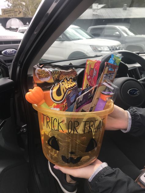 Easy Spooky Basket Ideas, Spooked Basket Ideas, Dollar Tree Halloween Basket, Spooky Basket For Girlfriend, Spooky Baskets For Girlfriend, Halloween Basket Ideas For Girlfriend, Halloween Gift Baskets For Boyfriend, Halloween Buckets For Kids, Mens Spooky Basket