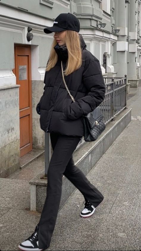 Black Flare Pants Outfit Winter, Black Flared Pants Outfit Winter, Black Flare Pants Outfit, Total Black Outfit, Modest Casual Outfits, Winter Pants Outfit, Classy Winter Outfits, Winter Fashion Outfits Casual, Cold Outfits