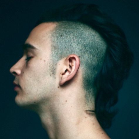 Matty Healy // Mohawk // men's hairstyle// The1975 Matt Healy Hair, Matty Healy Hair, Samurai Hair, Fade Mullet, Long Undercut, Matthew Healy, Mohawk Hairstyles Men, Matt Healy, Catty Noir