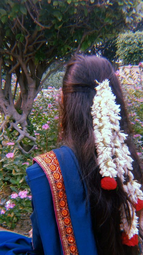 Woman in Gajra Open Hair Aesthetic Hairstyle, Indian Long Hair Aesthetic, Shringar Aesthetic, Indian Hair Aesthetic, Gajra In Hair, All-nighter Aesthetic, Hide Picture, Hidden Face Aesthetic, Desi Hair