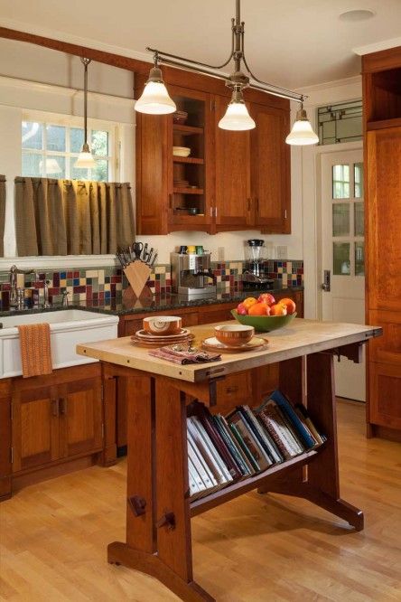 Arts & Crafts-inspired cabinets have wooden pulls. Portland Bungalow, 1910 House, Diy Kitchen Makeover Ideas, Arts And Crafts Kitchen, Bungalow Ideas, Bungalow Kitchen, Craftsman Design, Gustav Stickley, Craftsman Furniture