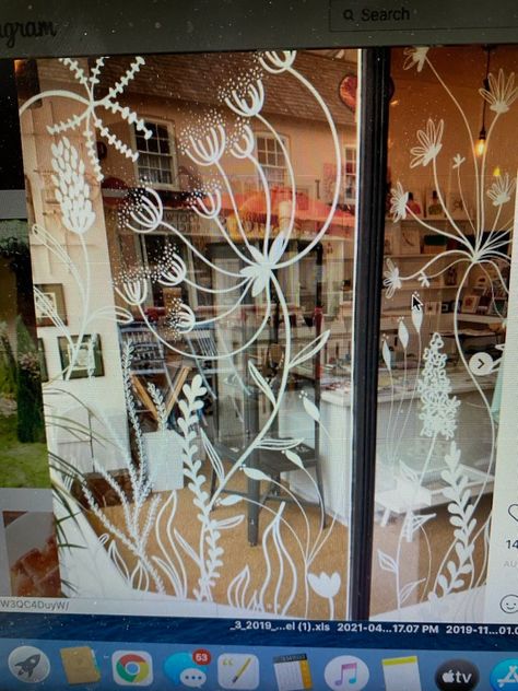 Spring Windows, Spring Window Display, Painted Window Art, Window Paintings, Decoration Vitrine, Window Drawing, Spring Window, Winter Window, Chalk Pens