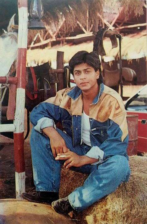 Kajol Bollywood, Karan Arjun, Jeans Photoshoot, Shahrukh Khan And Kajol, 90s Bollywood Fashion, Turkey Fan, Shah Rukh Khan Movies, Srk Movies, Vintage Bollywood Aesthetic