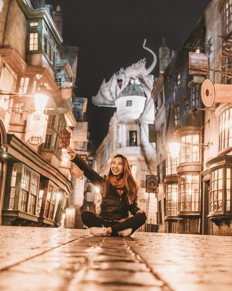 22 Most Instagrammable Photo Spots At Universal Orlando Wizarding World Photo Ideas, Universal Orlando Outfit Summer, Universal Orlando Photo Ideas, Orlando Photo Ideas, Harry Potter World Pictures, Universal Studios Outfit Summer, Universal Outfits, Universal Studios Orlando Trip, Universal Studios Outfit