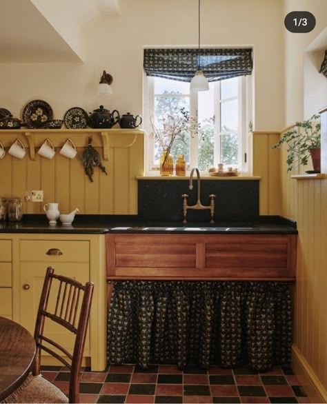 Country Mid Century Modern, Modern Victorian Kitchen, Edwardian Decor, Victorian Kitchens, Victorian Country House, Kitchen Victorian, Aga Kitchen, Prepper Pantry, Toad Hall