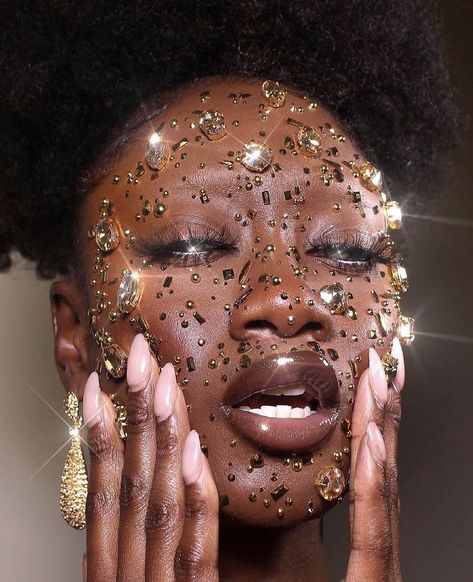 Dipped In Gold Photoshoot, All Gold Photoshoot, White And Gold Photoshoot, Jewels Photoshoot, Otherworldly Art, Senior Breakfast, Fashion Degree, Black Makeup Artist, Christian Cowan