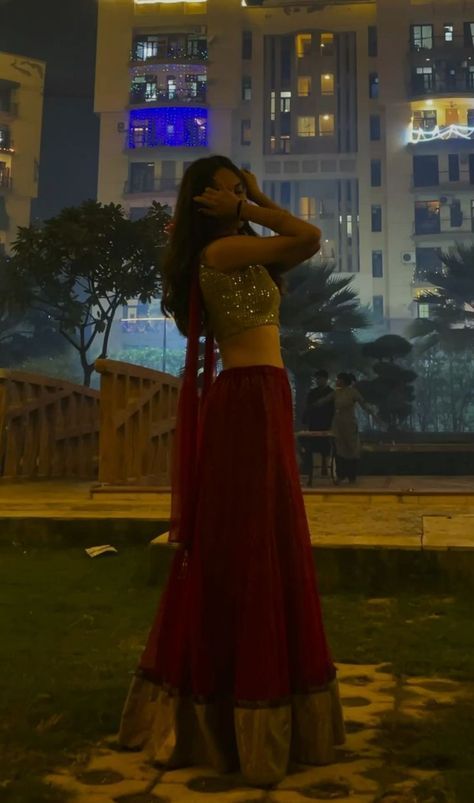 Traditional Lehenga Poses, Poses For Diwali Photoshoot Traditional, Diwali Solo Poses, Lehnga Poses Aesthetic, Diwali Photo Shoot Ideas, Traditional Wear Poses, Diwali Asthetic Picture, Diwali Pics Ideas, Diwali Girl