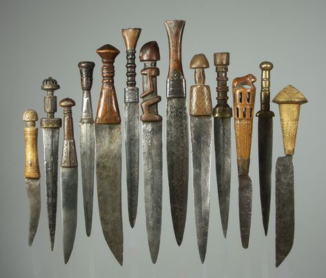 Afrikaanse Kunst, Art Premier, Dagger Knife, Ethnic Art, Arm Armor, Arte Popular, African Art, Blacksmithing, Artifacts