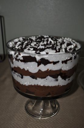 Easy Chocolate Trifle, Oreo Layer Dessert, Chocolate Trifle Recipe, Chocolate Trifle Desserts, Oreo Trifle, Banana Pudding Trifle, Trifle Bowl Recipes, Punch Bowl Cake, Trifle Dessert Recipes