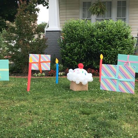 Birthday Yard Decorations Diy, Birthday Yard Decorations, Outside Birthday, Decoration Hacks, Diy Yard Decor, Kylie Birthday, Backyard Birthday, Signs Diy, Diy Porch