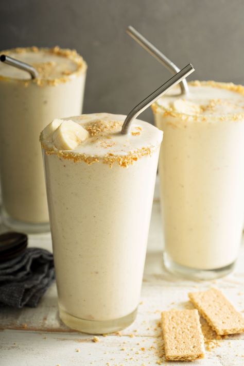 This banana milkshake is a simple vegan dessert that needs just 3 ingredients! No dairy and full of creamy vegan ice cream! Vegan Banana Milkshake, Banana Shake Recipe Milkshakes, Banana Milkshake Aesthetic, Milkshake Banana, Banana Pudding Milkshake, Banana Shake Recipe, Vegan Milkshake, Healthy Milkshake Recipes, Banana Milkshake Recipe